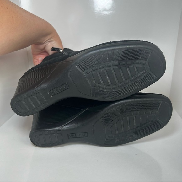 Valdini Women’s Black Suede Ankle Boots, Size 6.5 - Picture 6 of 10